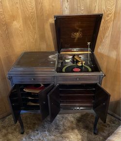Victrola, Antique, with 25 Records