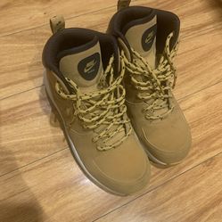 Nike Manoa Boots sz 7Y
