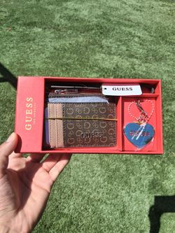 Guess Wallet and Keychain Gift Set