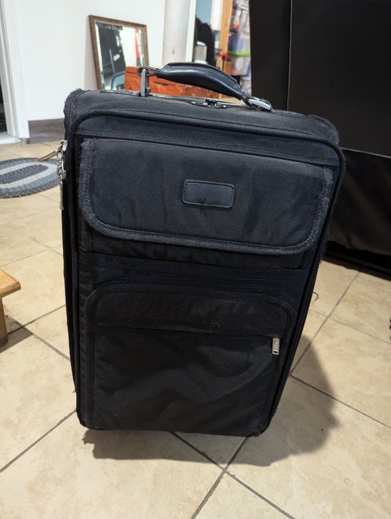 Black suitcase luggage 22x14x9 missing handle