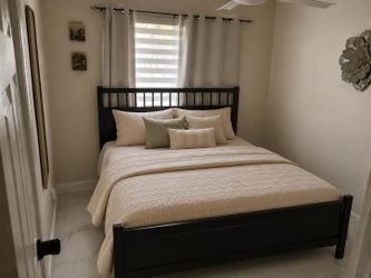 Queen bed with matress