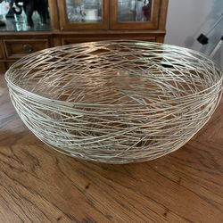 Large Decorative Metal Gold Toned Basket in Excellent Condition - Shaped Like a Bird’s Nest