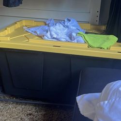 Clothing & blanket Lot/Bin 