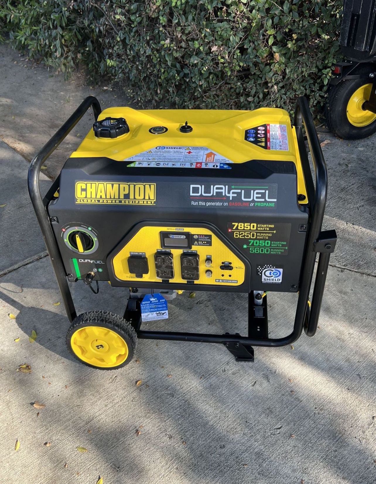 Champion Power Equipment 6250-Watt Gas and Propane Powered Dual-Fuel Portable Generator with CO Shie 