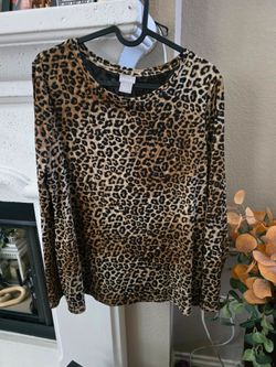 The Chico's Women's Leopard Print Mesh Top in size 1 medium is a stylish and versatile addition to any casual wardrobe. The top features a floral patt