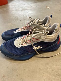 Tennis shoes