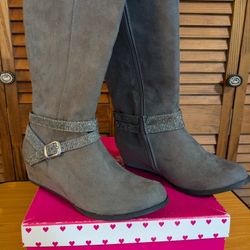 Size 6 Gray Felt Boots
