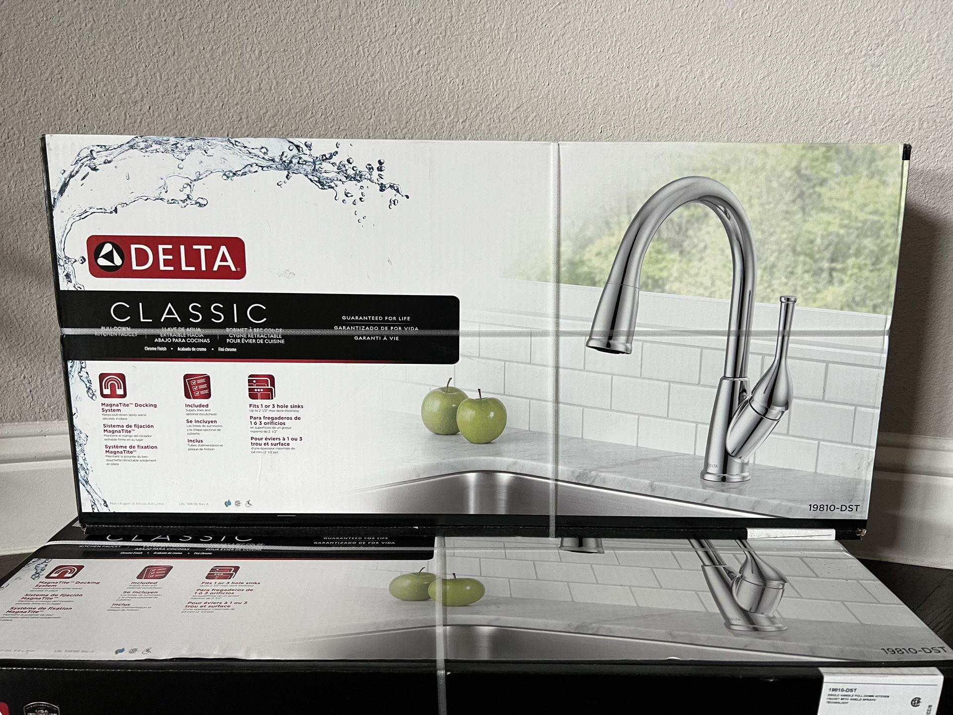 DELTA CLASSIC SINGLE HANDLE PULL-DOWN CHROME KITCHEN FAUCET SEALED NIB