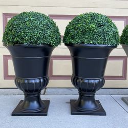 Very Nice  2 Vases out decoration with the green for both