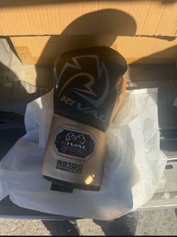Rival RS100 Sparring Gloves Black and white