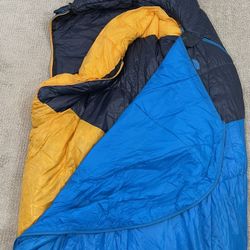 Sleeping Bag.  The North Face 800 Pro