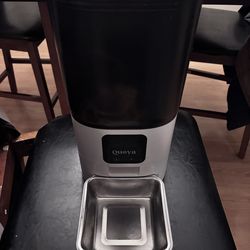 Automatic pet feeder