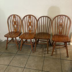 Cuatro Sillas Seminuevas De Madera En 35 Dolares Por Las Cuatro Sillas 