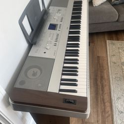Yamaha keyboard w Black Bench