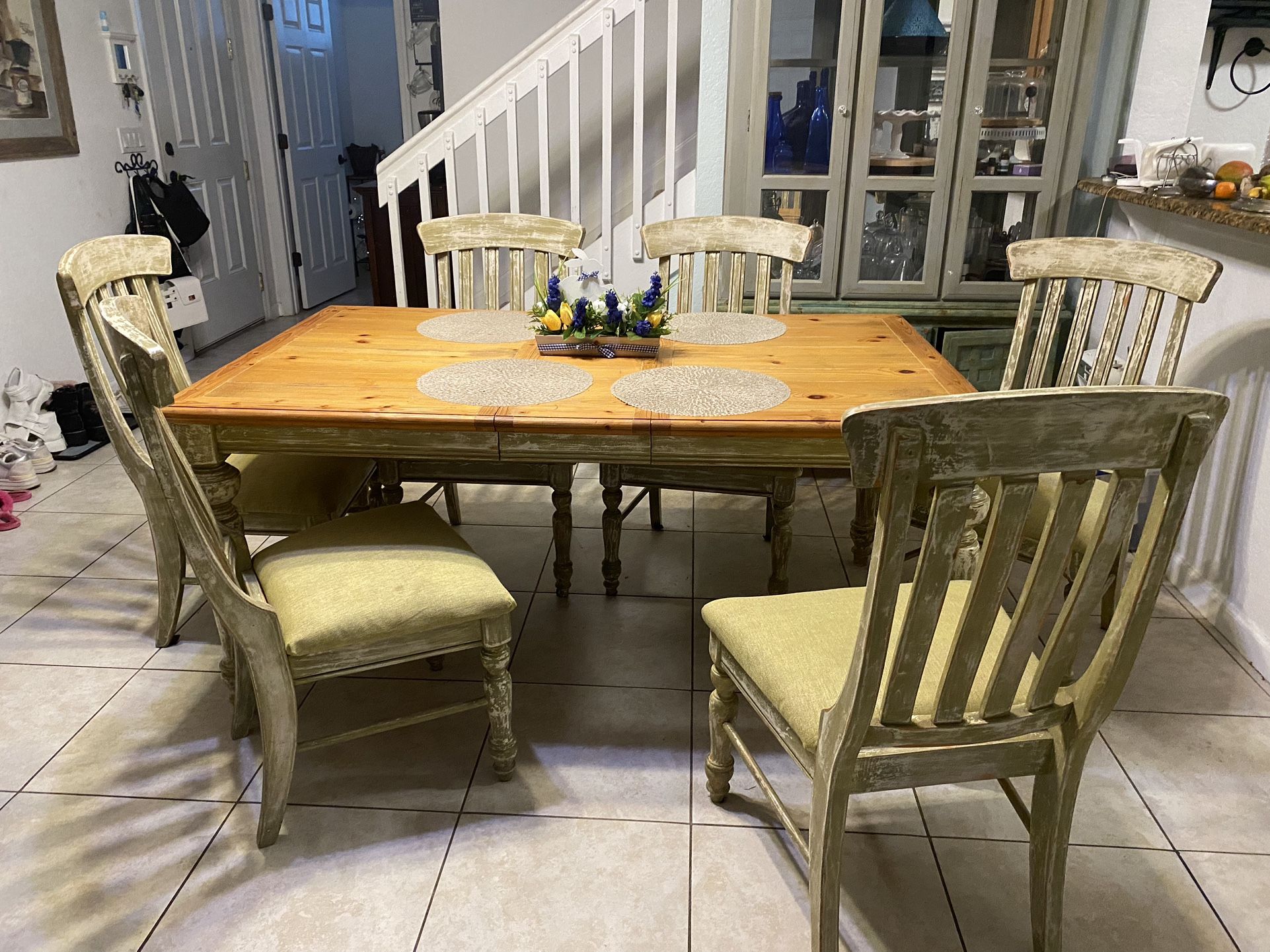 Mesa De Comedor Antique-style dining table with six solid wood chairs and antique display case, all for $400.