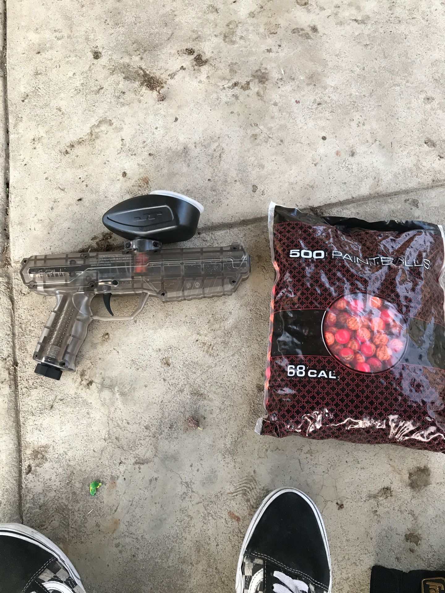 Paintball gun with paint ball