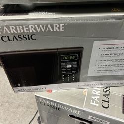 Farberware 0.7 cu. ft. 700-Watt Countertop Microwave Oven in Black