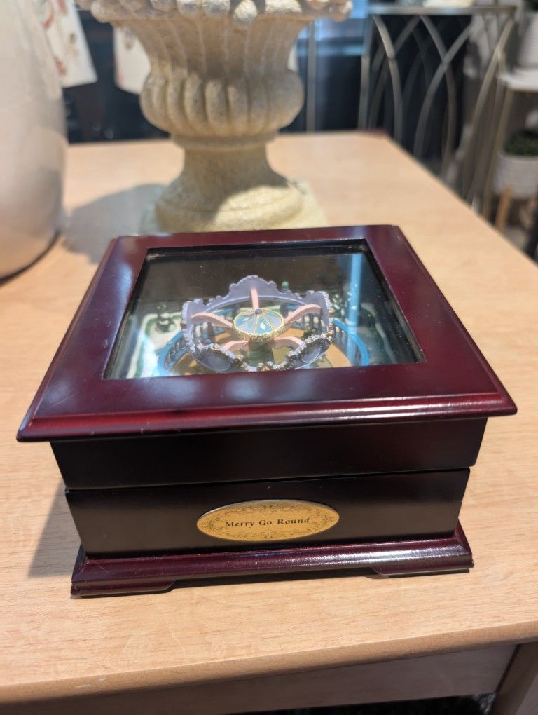 Gold Label Collection Carousel Music Box Plays The Entertainer, Animated Merry Go Round.