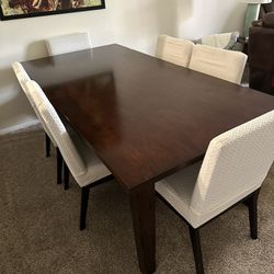 Dining room table And Chairs 