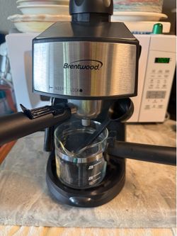una cafetera de espresso y capuchino Brentwood Modelo GA-125.