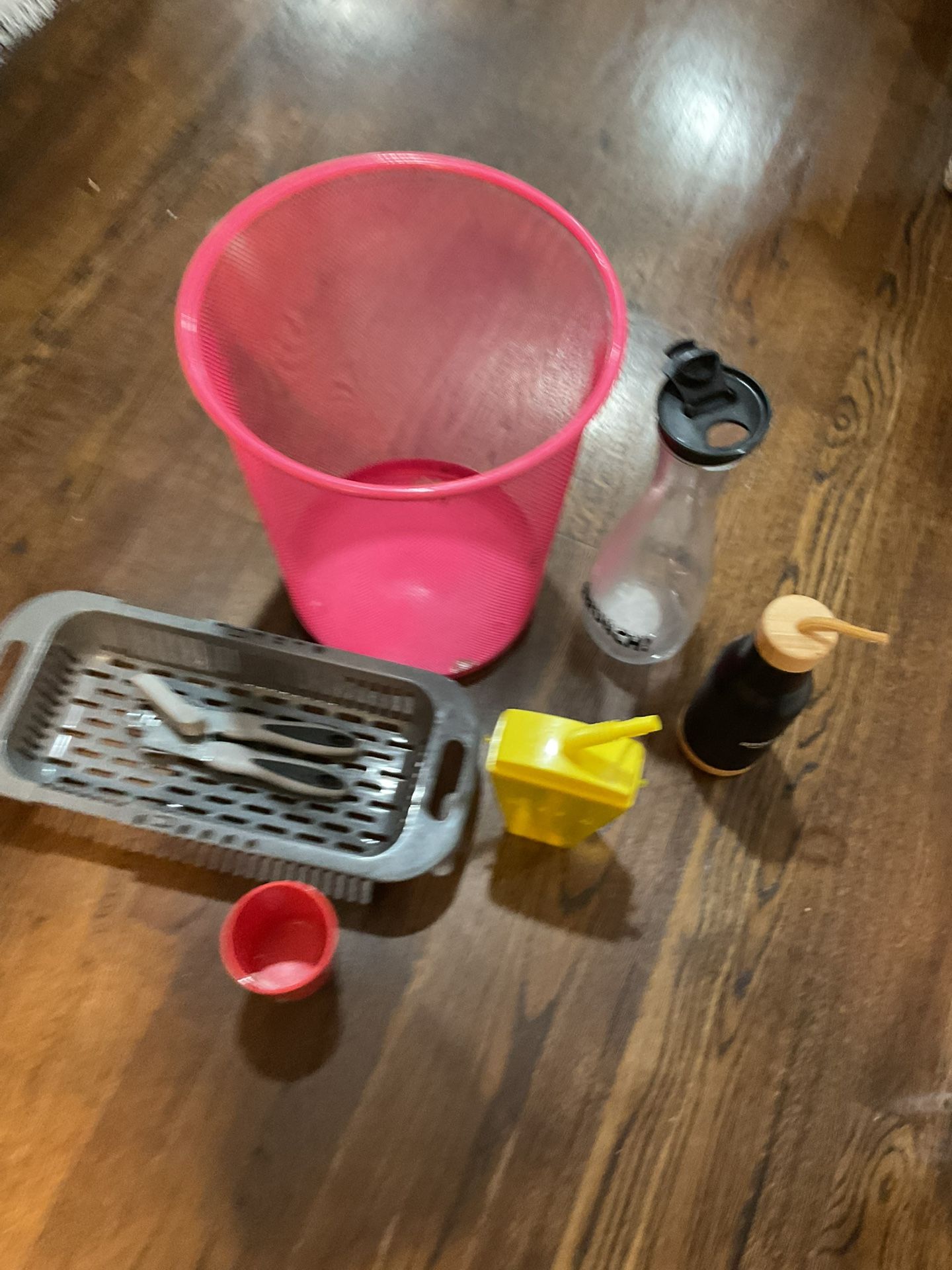 A Few Items For The Kitchen: A Trash Can, A Dishes Rack, Can Opener , Cups And More (NO SHIPPING) All For $15