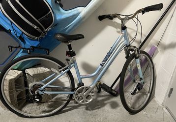 Diamondback BikeDiamondback Vital 2 Women's 21-Speed Hybrid Bike + Helmet