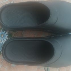 OOFOS/ Black . M11/W13