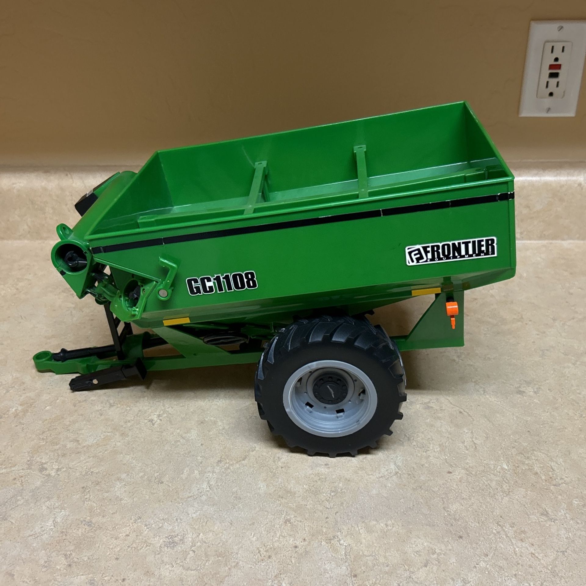 ERTL FRONTIER GC1108 Grain Cart