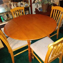 Gorgeous Maple Table Set with Chairs
