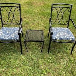 Beautiful Bistro Set Table and 2 Chairs OBO ***