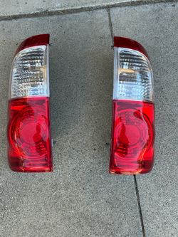 OEM Left & Right Tail Light off a 2006 DC Toyota Tundra