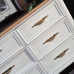 White 9 drawers dresser