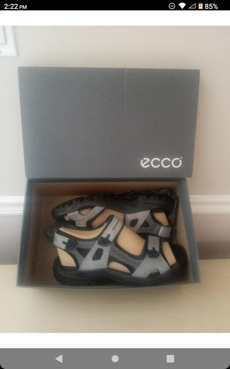 New In Box Mens Size 11