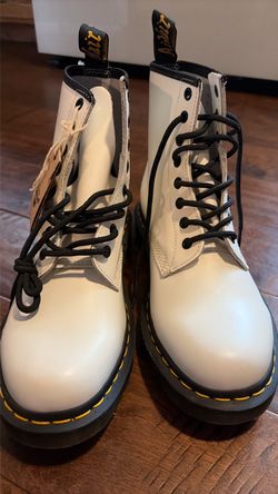 White Dr Martens M9