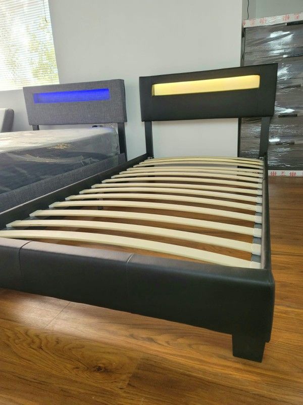 NEW IN BOX TWIN UPHOLSTERED BED FRAME PLATFORM 😊 MATTRESS SOLD SEPARATELY