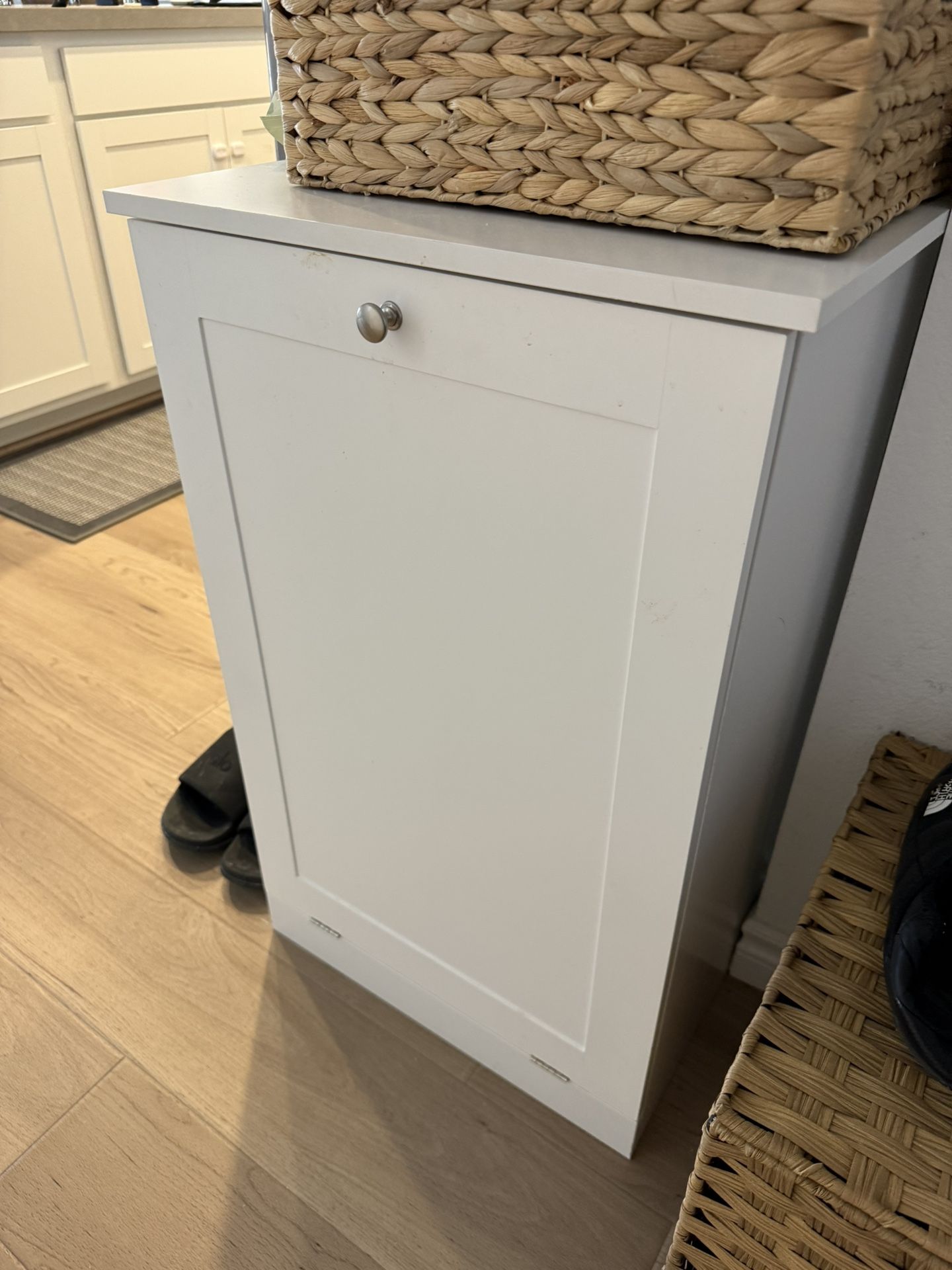 Trash Can Cabinet (white) W/ Pail 