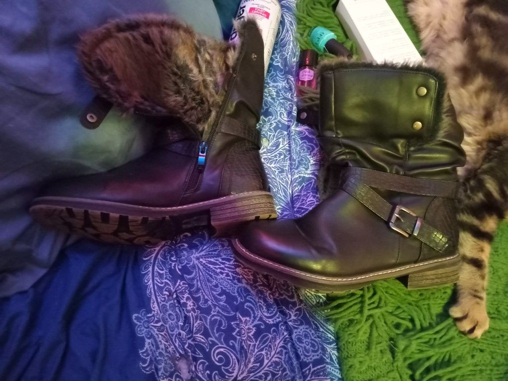 Size 8.5 Women's UGG Bailey Button Ankle Boots
