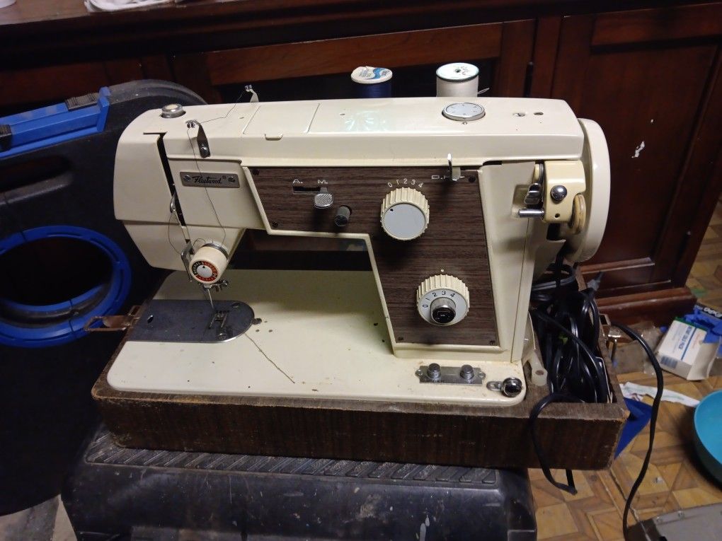 Fleetwood Sewing Machine Wirh Case