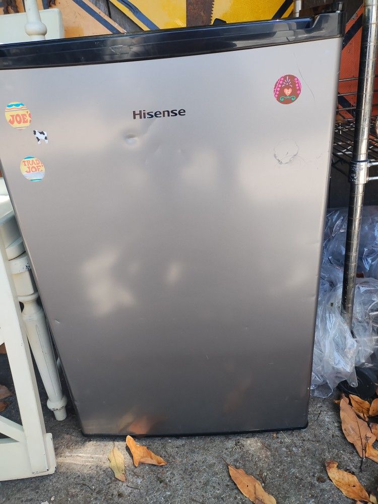 HISENE 12OL SINGLE DOOR BAR FRIDGE WORKS GREAT 💯