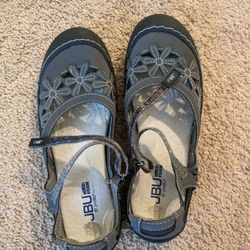 JBU Women Watershoe Size 8