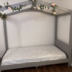 Canopy Twin Bed W/ Book Shelf