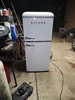 Galanz Retro 4-cu ft Mini Fridge with Freezer