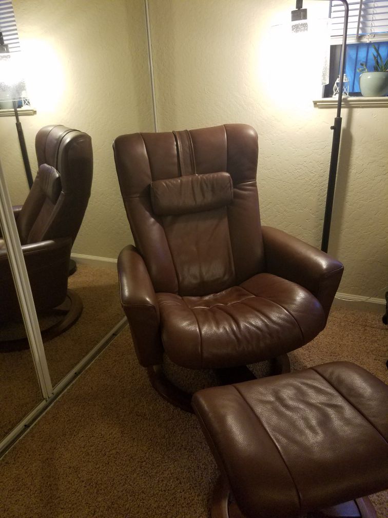 Leather tv chair/recliner