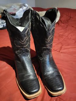 Cowboy boots 👢 🤠 size 8. In very good condition  with belt 19th ave and baseline