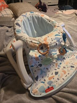 Baby sit up seat. CLEAN! LIKE NEW!