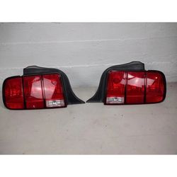 MUSTANG TAILIGHTS ALMOST NEW