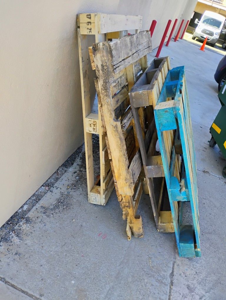 4 Free Pallets 6914 Miramar