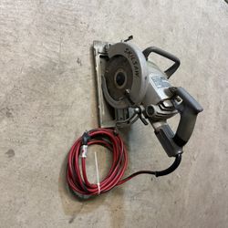 Skilsaw HD77 13amp 7-1/4-inch Corded Worm Drive Saw   Good Condition. Price Is Not Negotiable.  Cash Only.