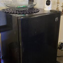 Kenmore Mini Fridge. Very Cold