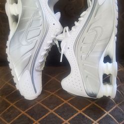 New Tennis Nike Shox Size 8.5 For Women 7 For Men